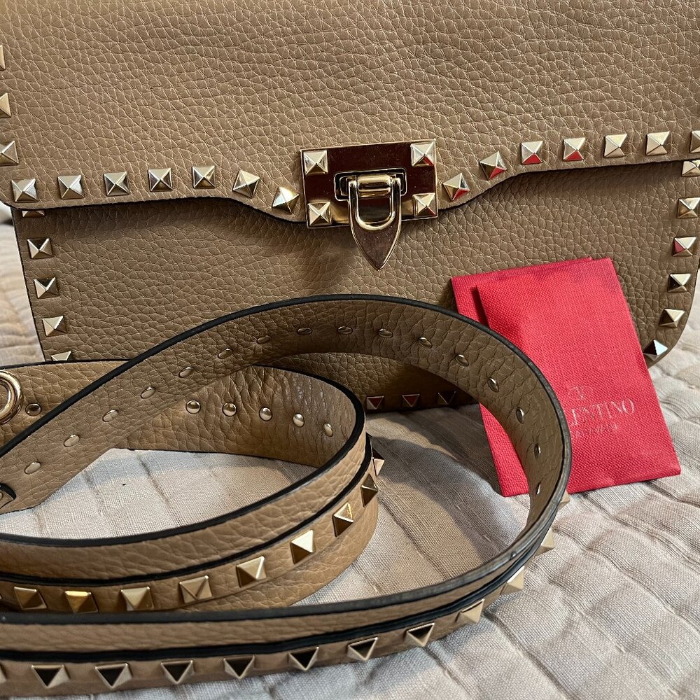 Valentino Garavani  Pebbled Calfskin Medium Rockstud Flap Saddle Bag Nocciola
